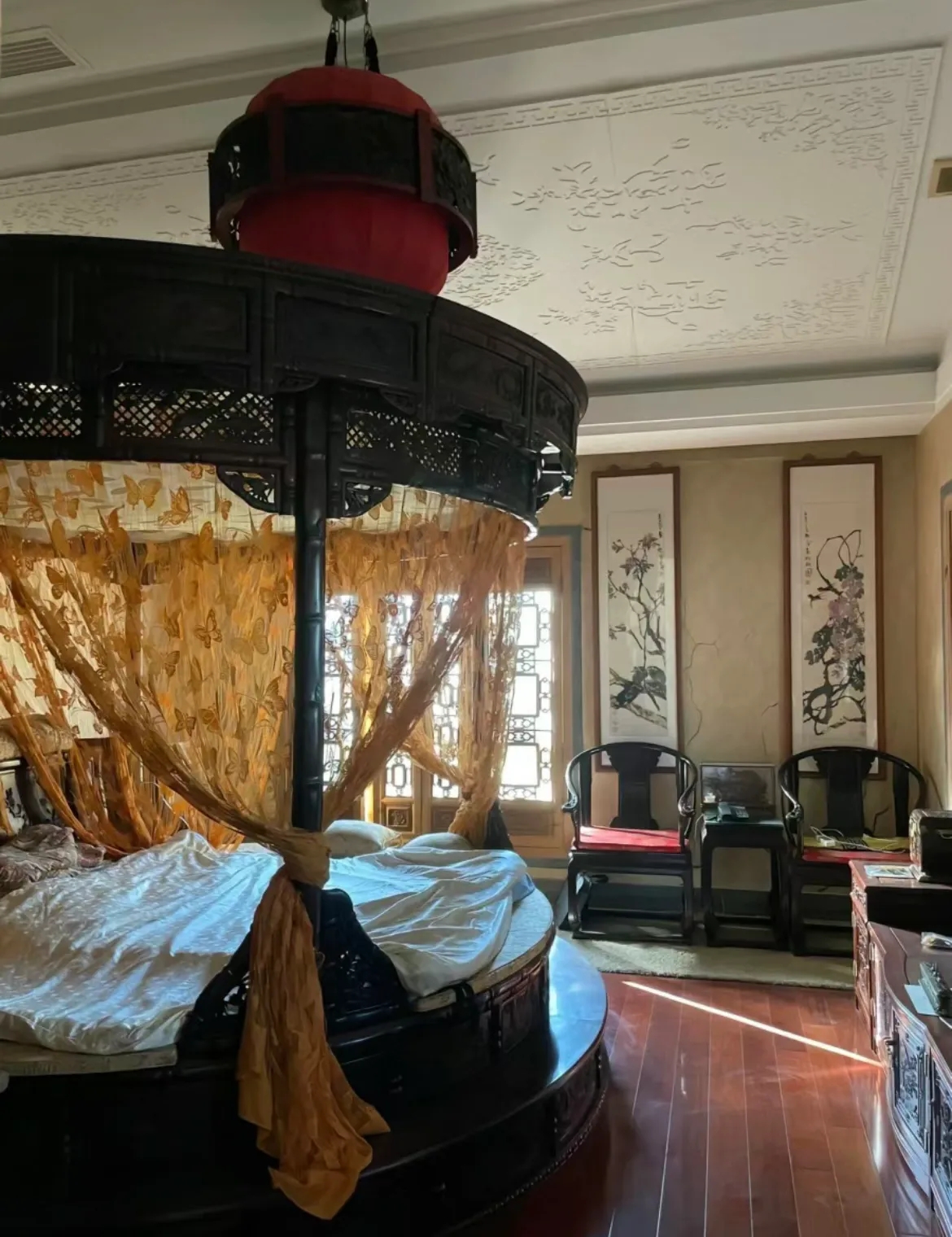河北的00后女生@stephanie唐晚在社交平台上晒出了自家的500㎡中式