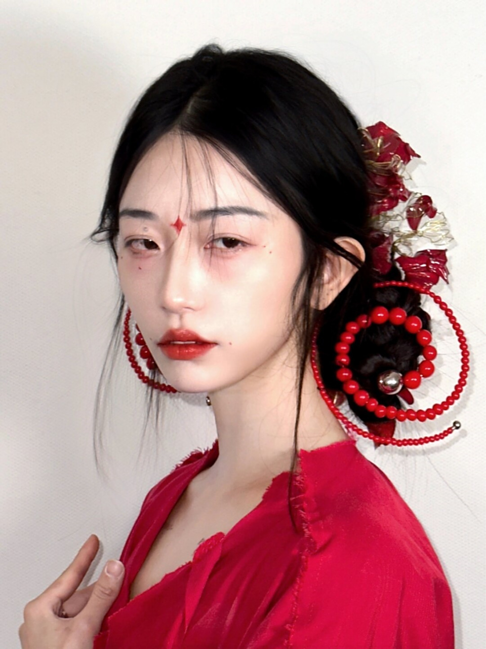 96 烈焰红唇:这款美妆的亮点在于烈焰般的红唇.