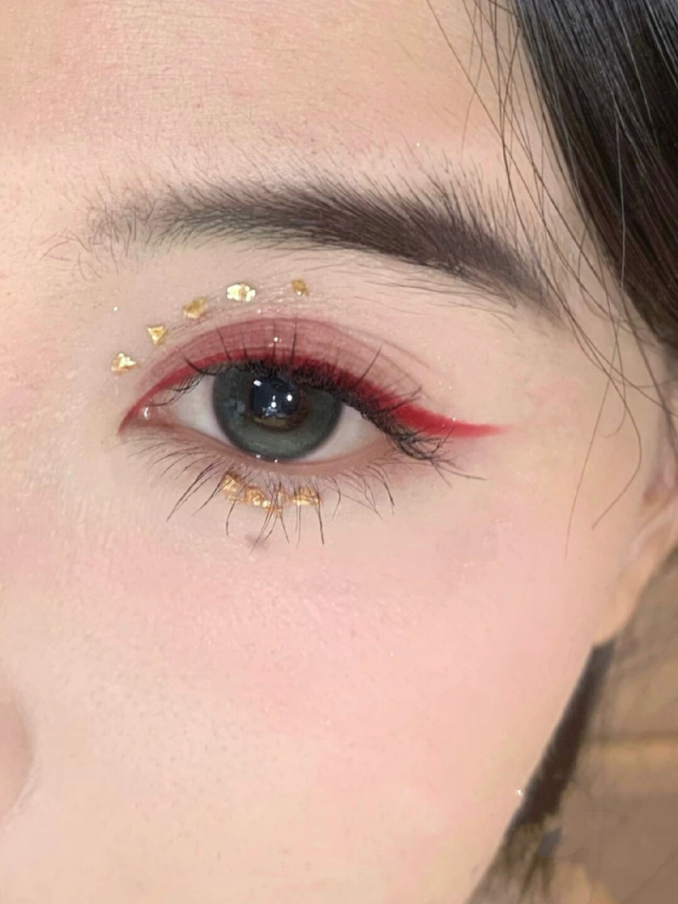 龙年就化个龙妆  94妆容特色:  这款龙妆的最大特色就是金色碎石的