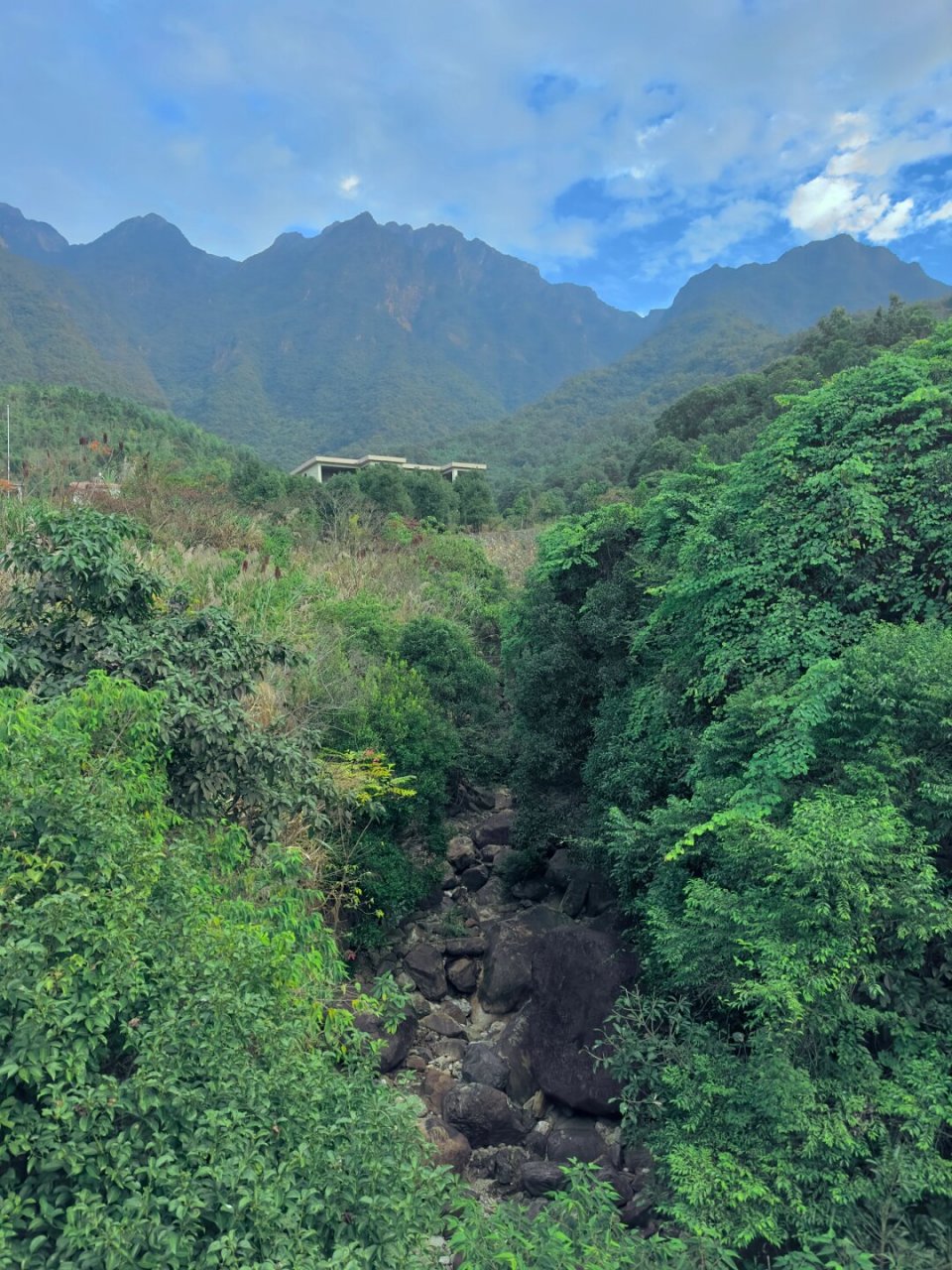 作为惠州第三高峰,白马山海拔高达1256m,以其陡峭,险峻而闻名.