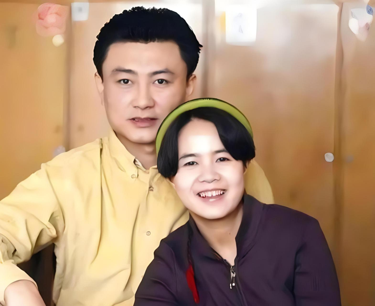 刘纯燕今年57岁,而王宁比刘纯燕大两岁,两个人是同班同学