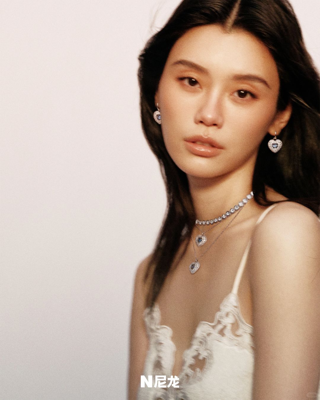 奚梦瑶倾情演绎尼龙二月刊封面大片,追寻真爱,成就丰盈人生   在这个