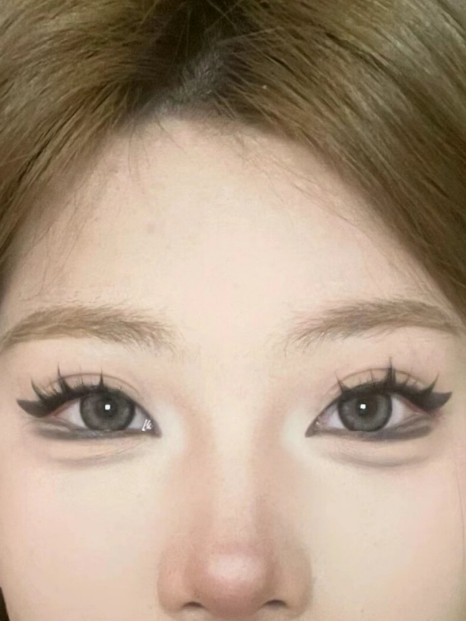 今天我要给大家带来一款超级可爱又迷人的妆容——小猫眼妆!