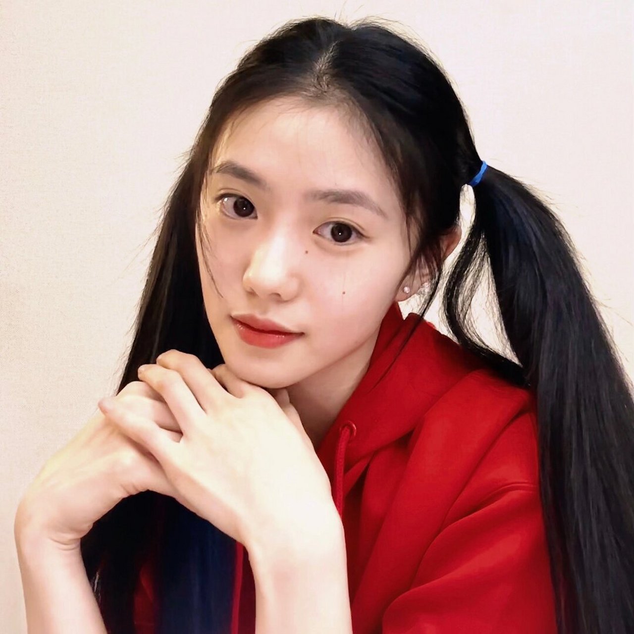 刘浩存新年写真好可爱  照片中的她笑容灿烂90,就像冬日里的暖阳一