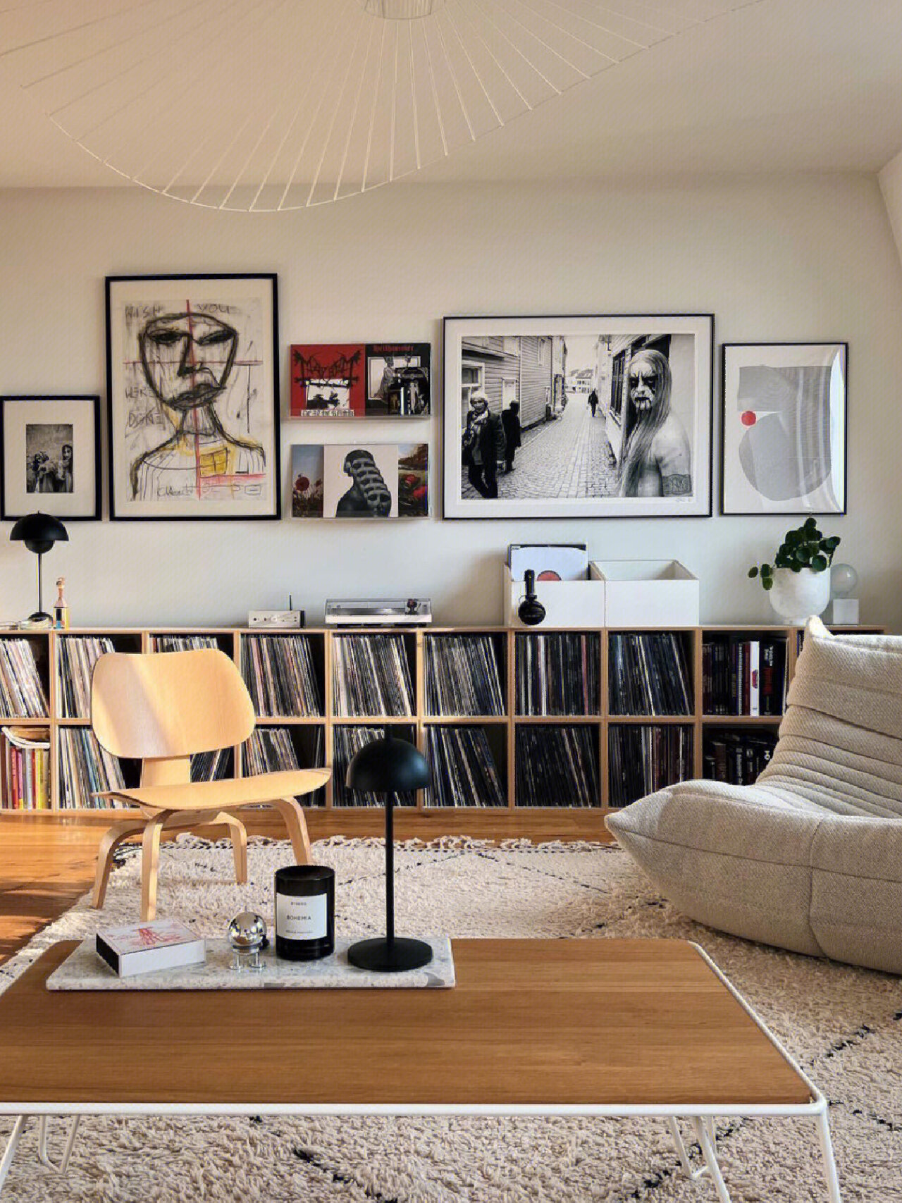 在我看来,装饰画在墙面装饰手法上确实至关重要