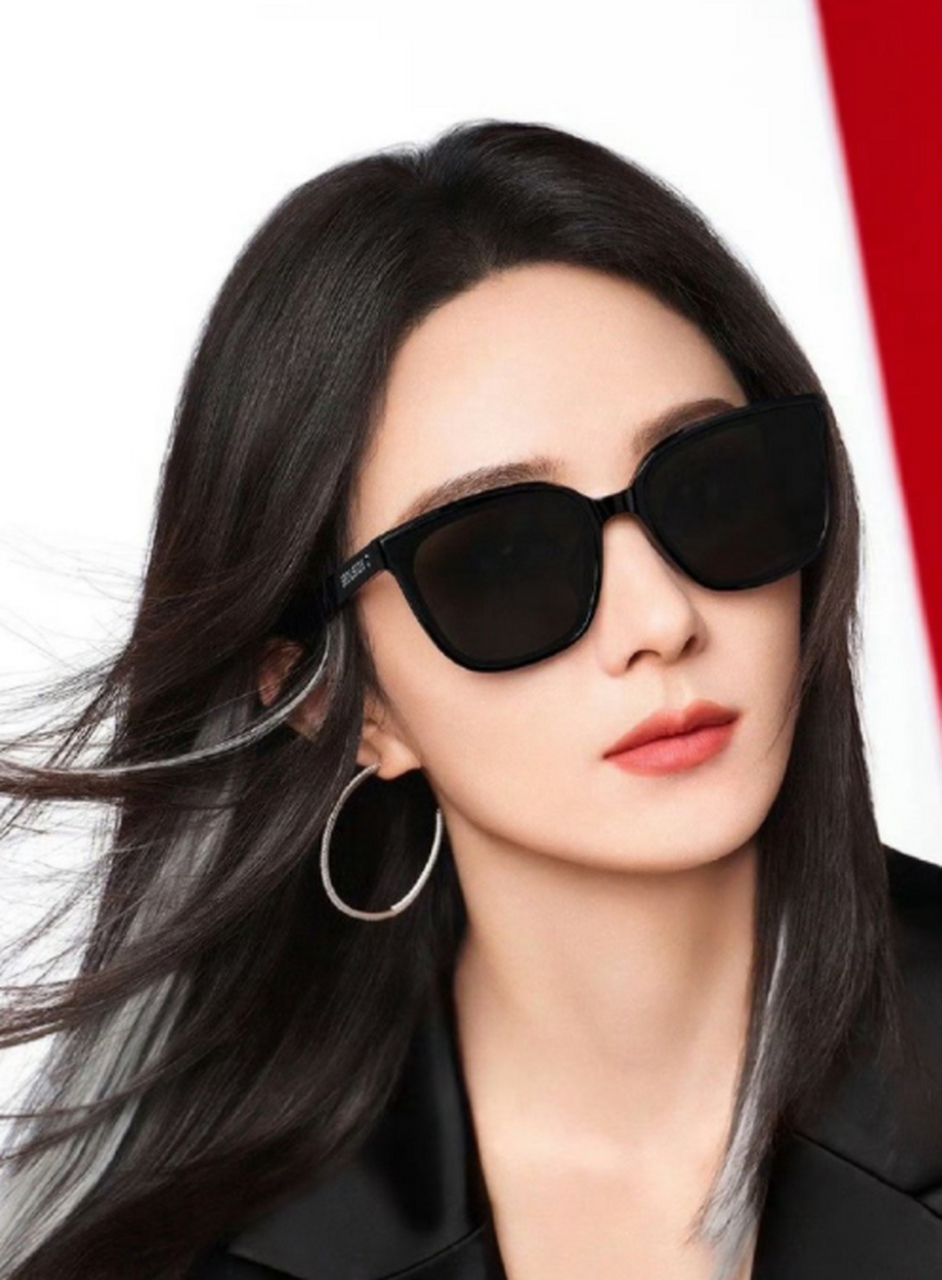 赵丽颖的墨镜皮衣 银白挑染,这造型无敌了.