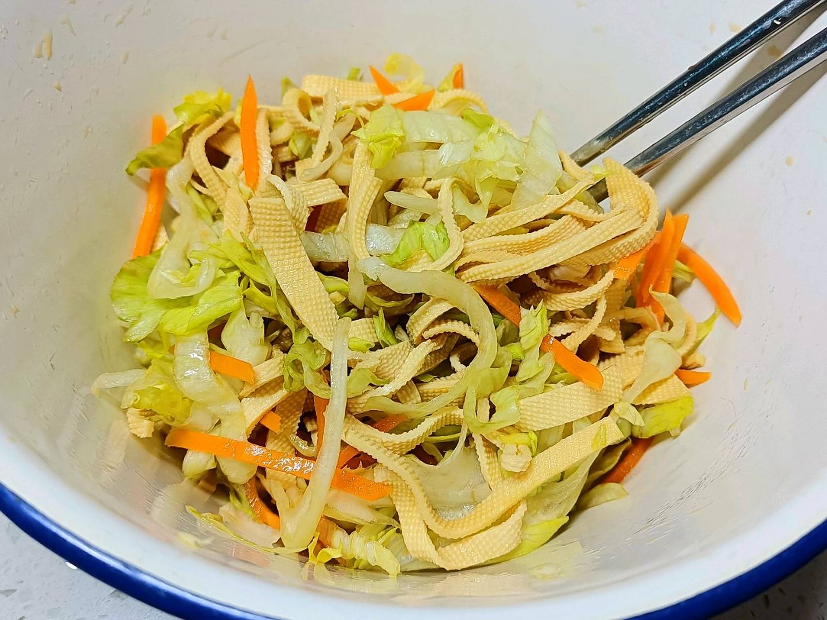 跟着我一起轻松做出低脂美食——豆腐皮拌生菜,简直是减肥小能手!