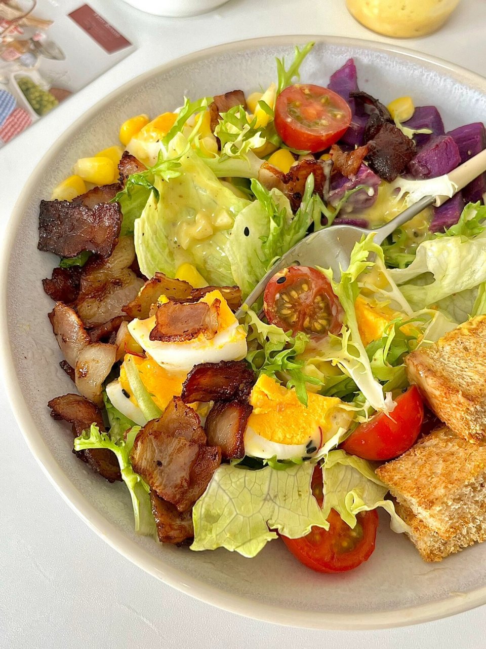 我的减脂秘籍 | 经典凯撒培根沙拉01  减脂期吃草是难免的啦,今天就