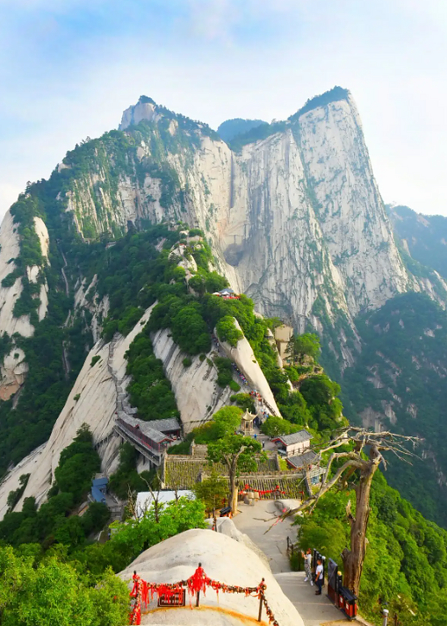 华山,古称"西岳",雅称"太华山",为五岳之一,位于陕西省渭南市华阴市