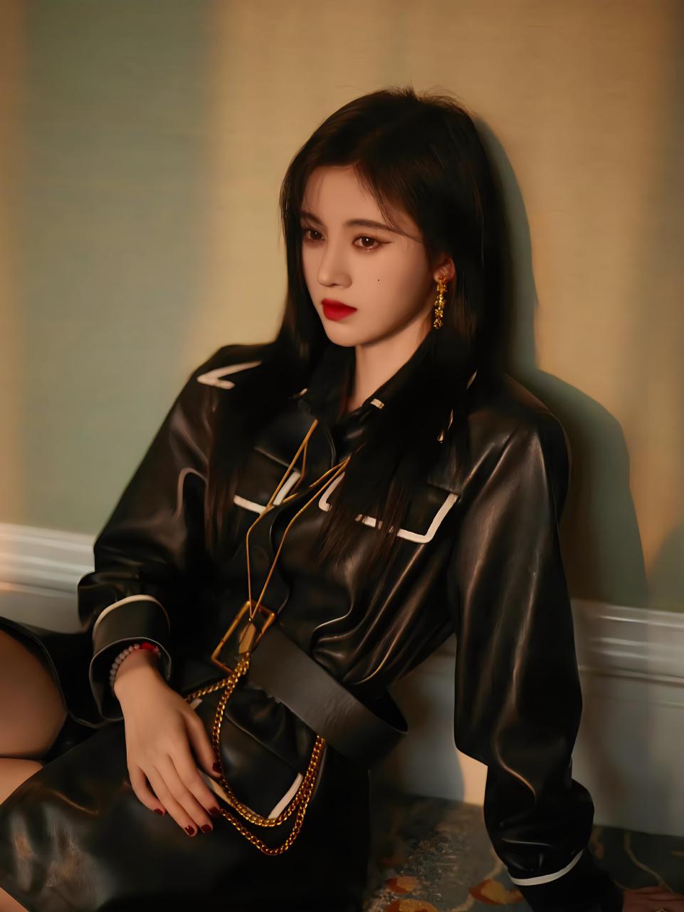 鞠婧祎甜酷黑皮衣造型#   鞠婧祎近日的一组照片在网络上引起了狗泛