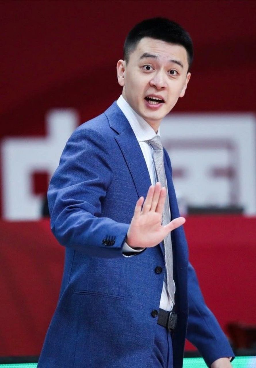 杨鸣:西装与热血的完美结合,魅力四溢的东北风采  杨鸣,这位独特的