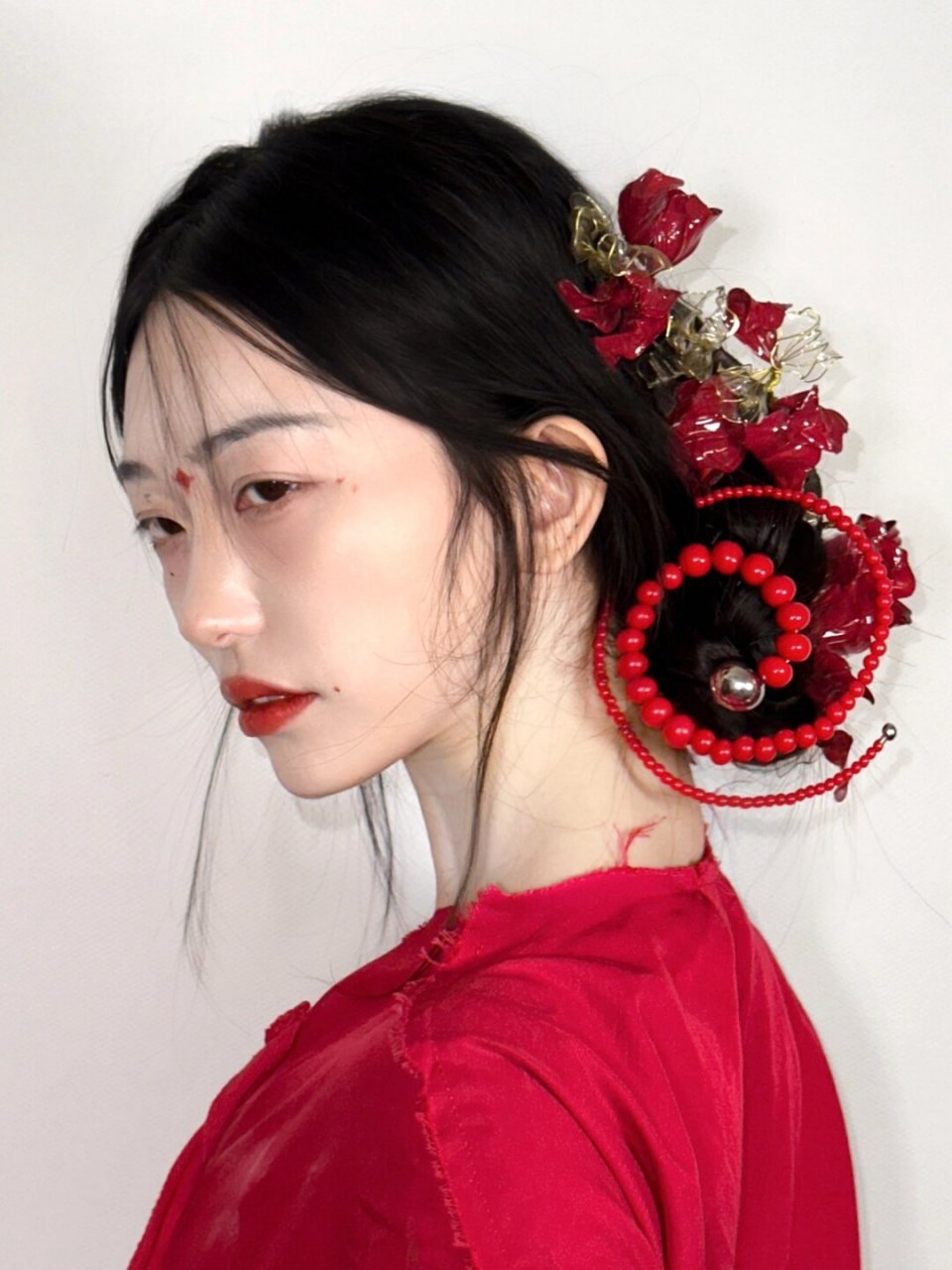 96 烈焰红唇:这款美妆的亮点在于烈焰般的红唇.