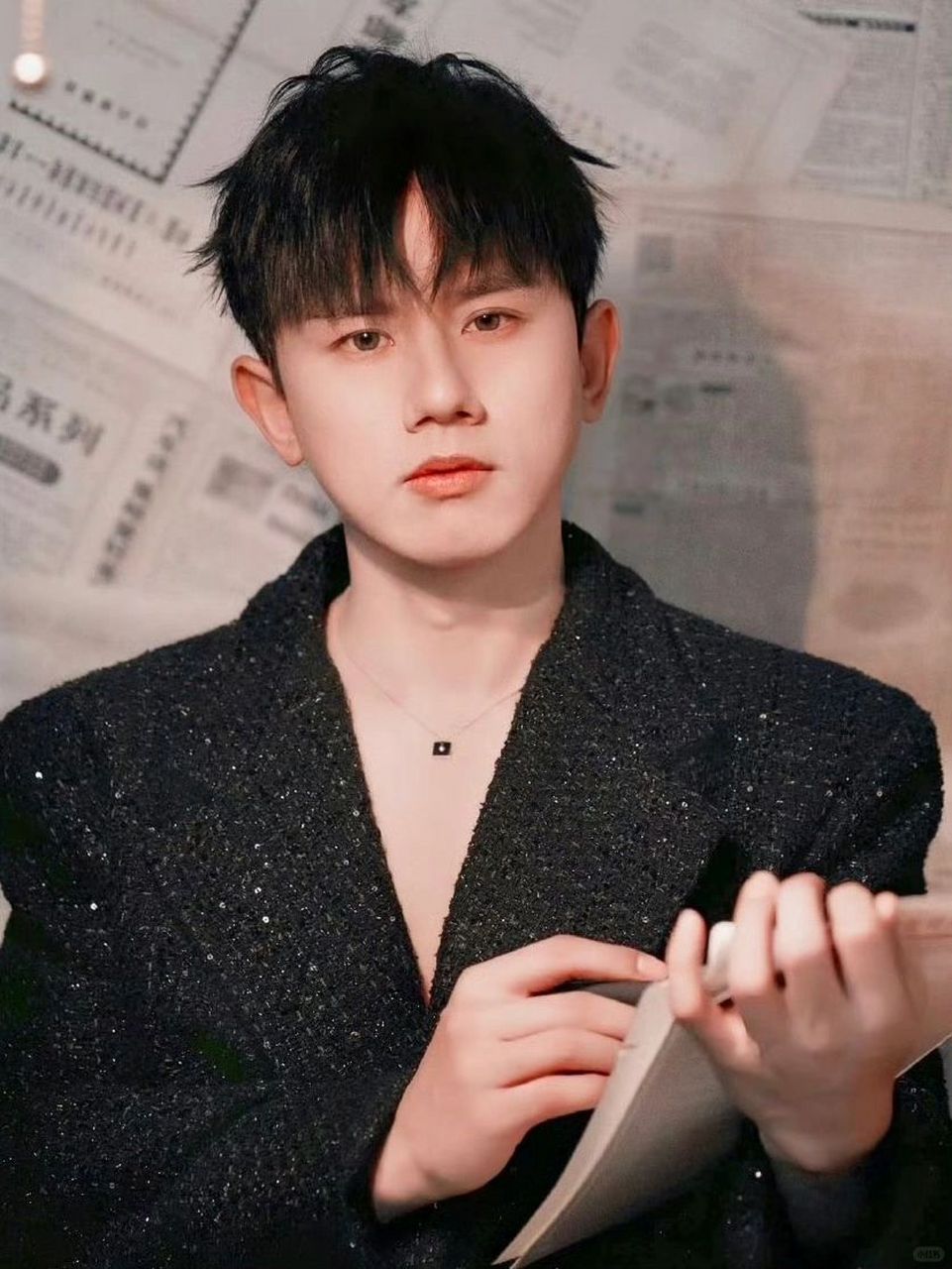 张杰黑色亮片西装造型如王子般瞩目,项链点睛之笔  我看到张杰的这一
