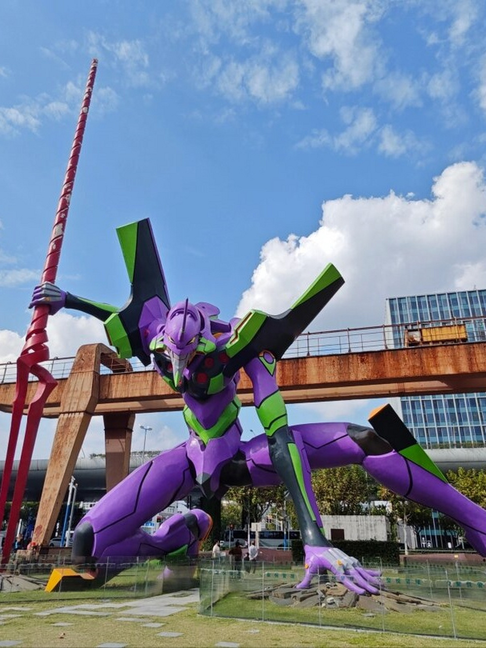 上海eva初号机  位于繁华的上海市静安区汶水路,有一座引人注目的雕像