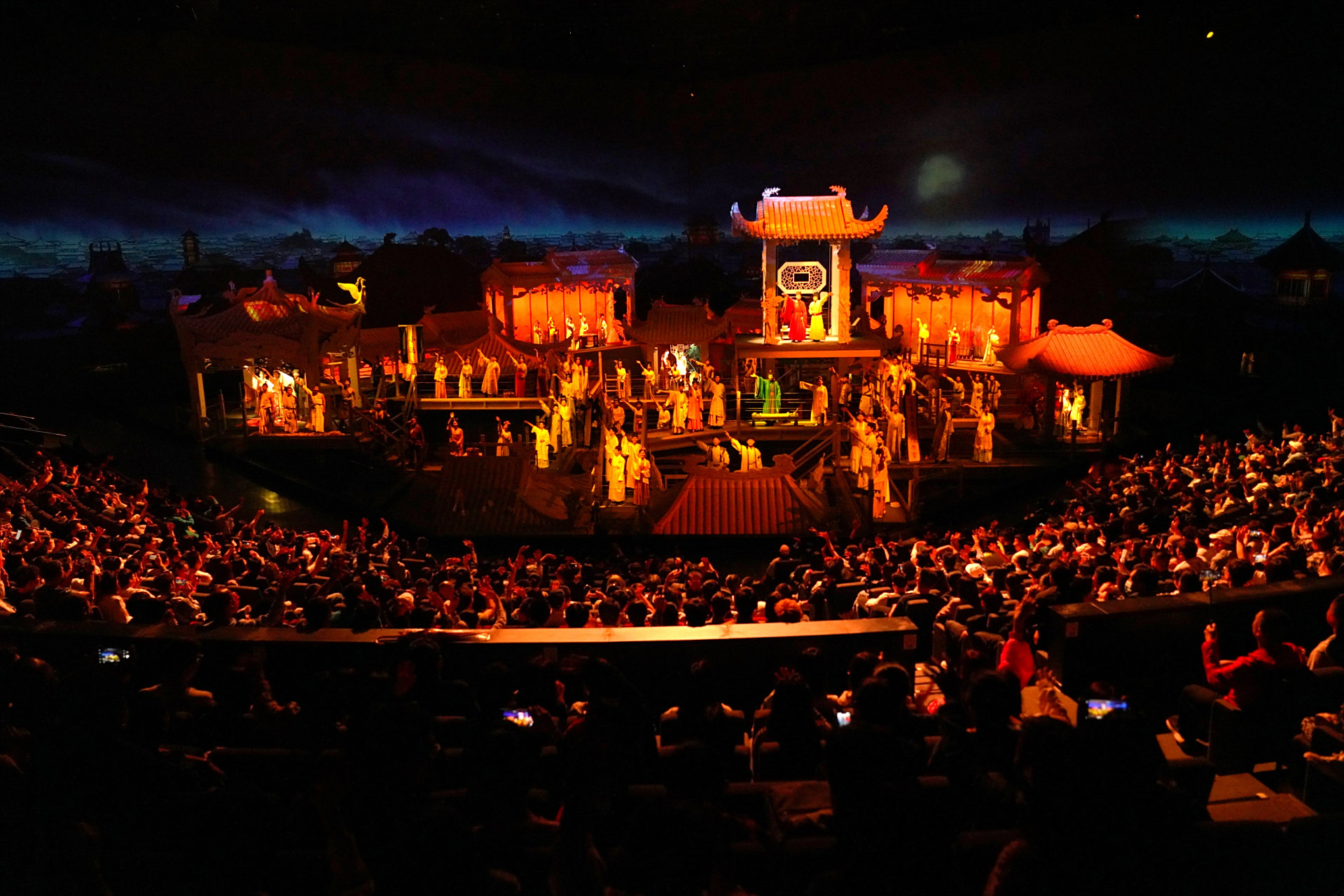 是由建业集团携手王潮歌导演共同打造的一座有 21 个剧场的戏剧幻城