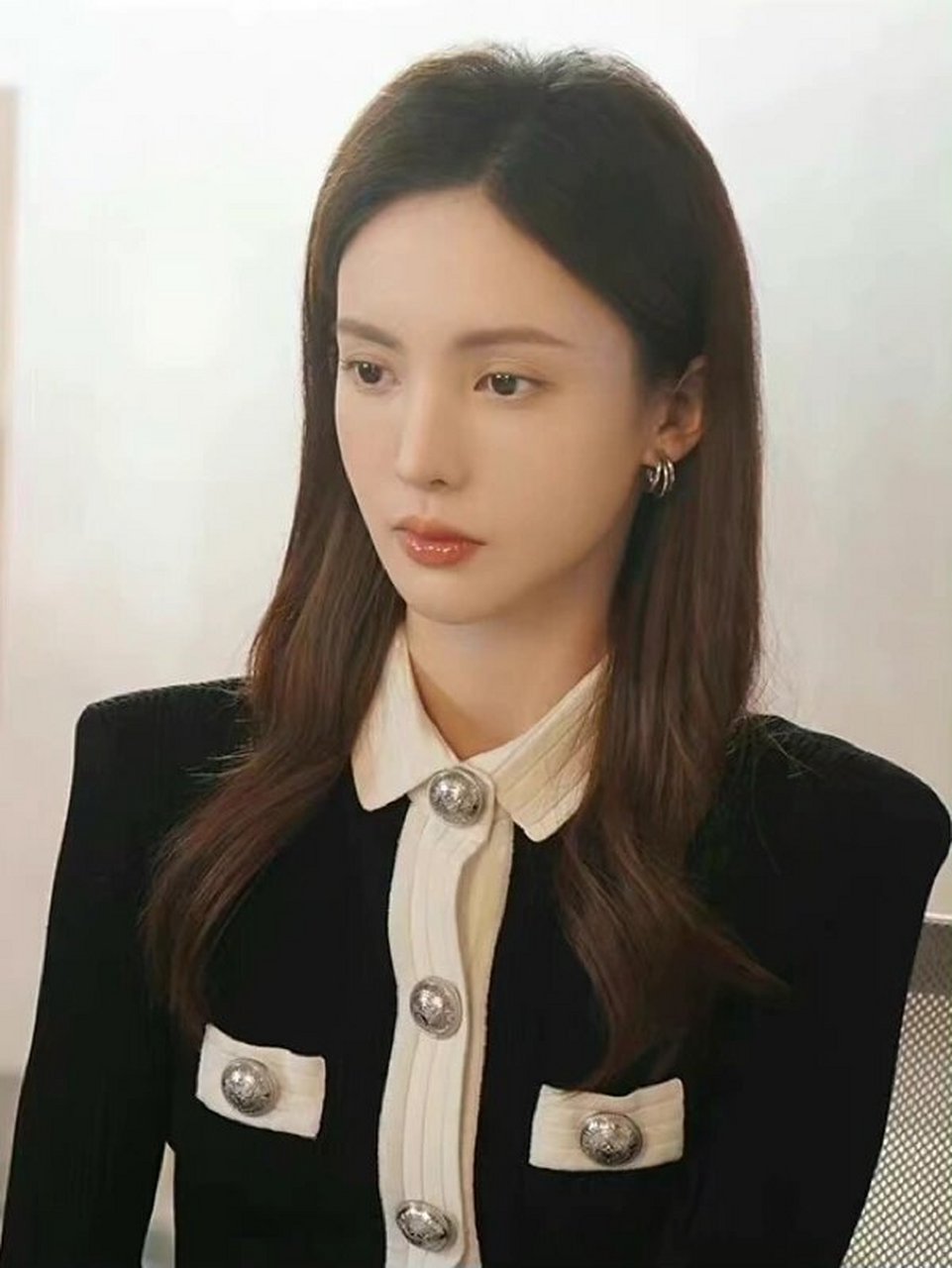 大美人金晨喜欢戴的简约风耳饰,日常又时髦  我一直很喜欢简约风格的