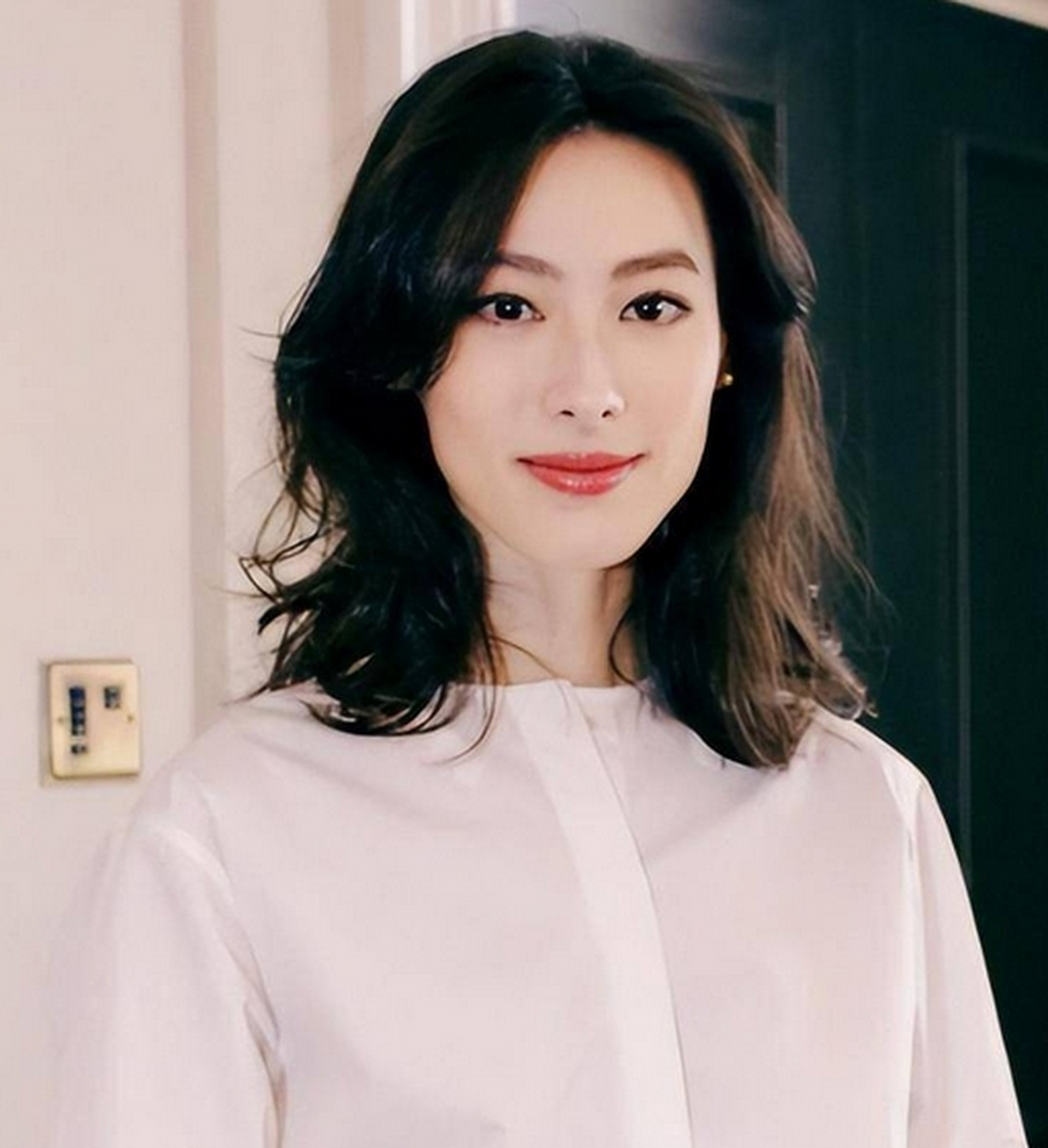 "时隔12年,昔日顶级贵妇梁洛施重返千亿豪门,凭借四胎传闻撼动情