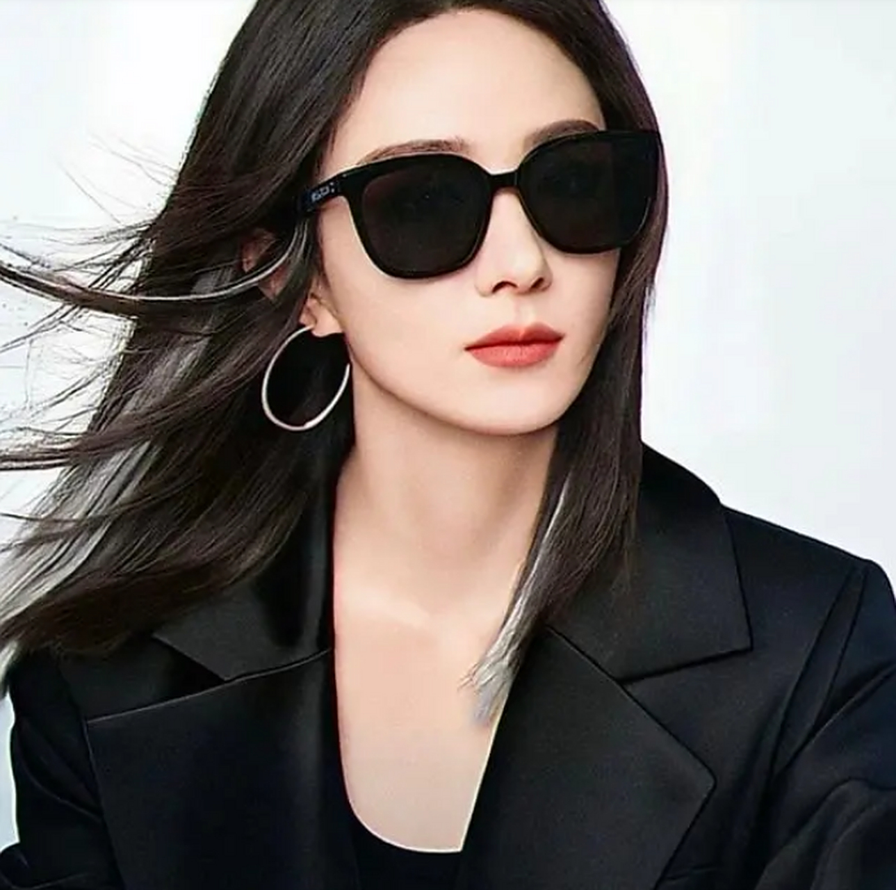 赵丽颖银白挑染发色#  近日,赵丽颖以一身银白挑染的炫酷造型亮相