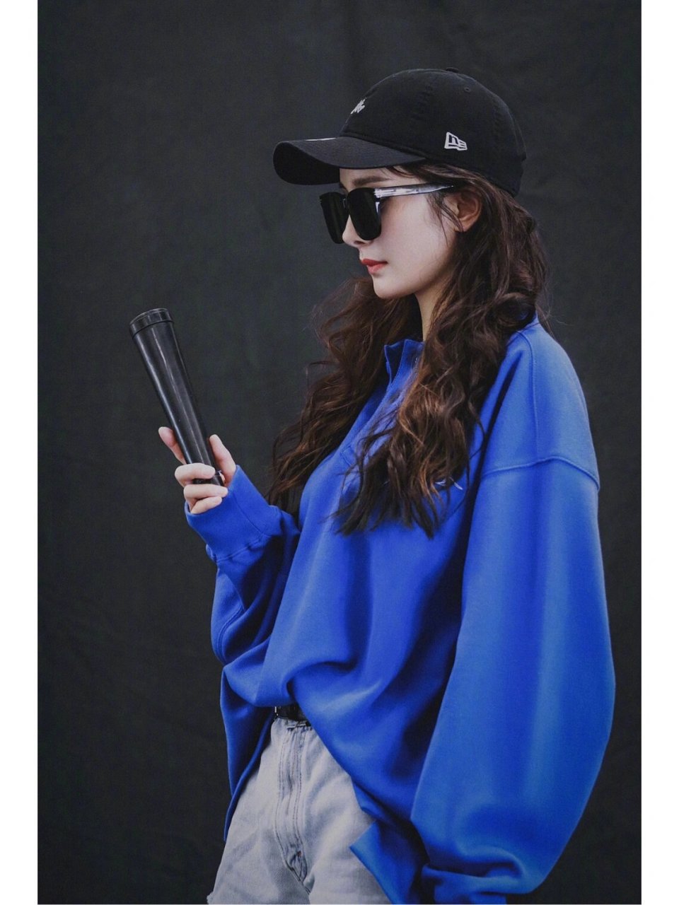 杨幂私服穿搭,克莱因蓝卫衣配短裤