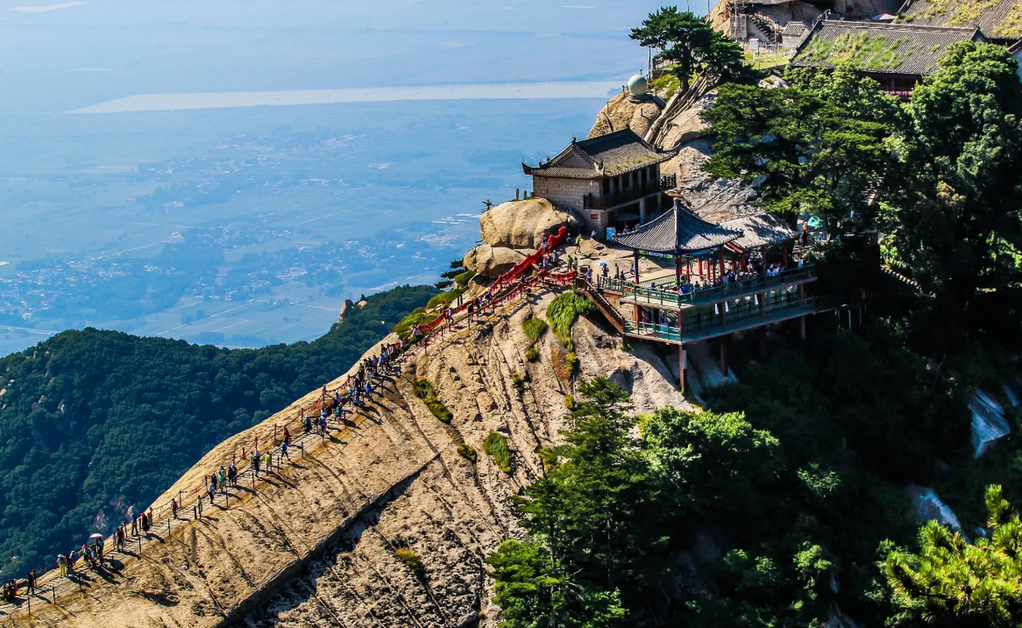 华山,古称"西岳",雅称"太华山",为五岳之一,位于陕西省渭南市华阴市