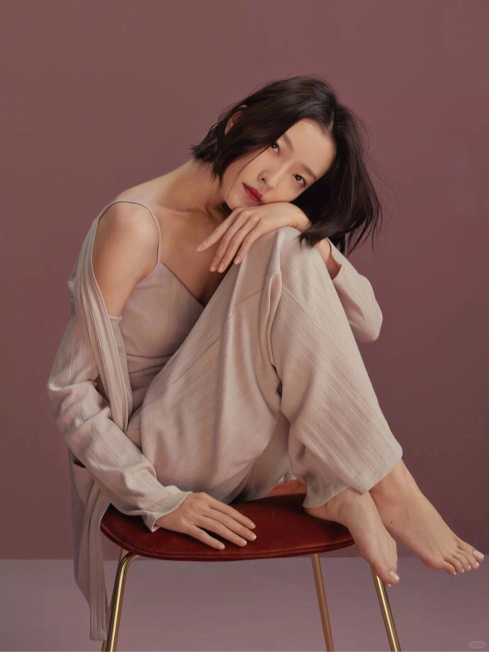 就在最近,我深深沉醉于一位模特的独特魅力之中,她就是杜鹃