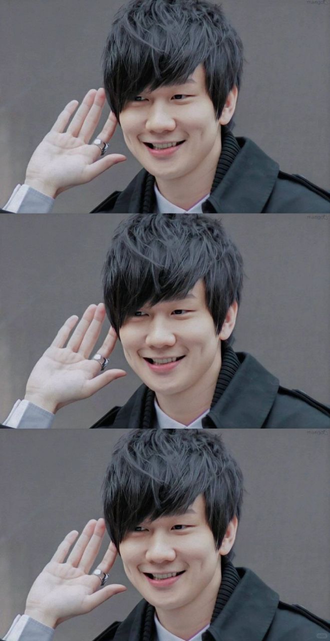 沉浸在回忆的宝盒中,我偶然发现了林俊杰的超早期照片,不禁为之惊叹