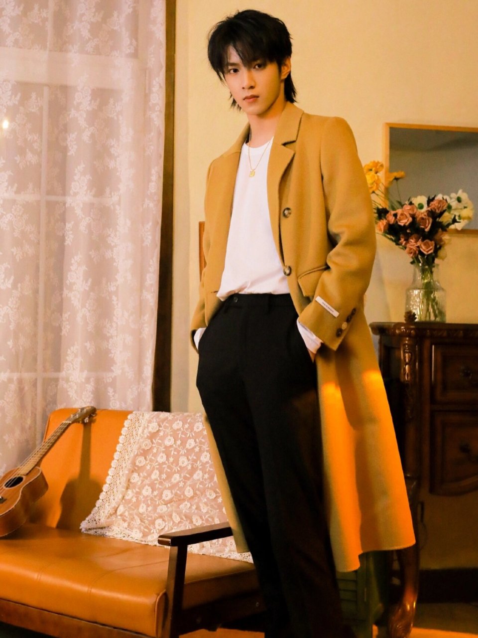 刘耀文穿了一件范思蓝恩的女款大衣,真的太让人惊喜了!