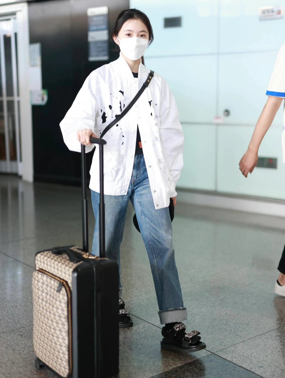 刘浩存机场私服,行头简单却很奢