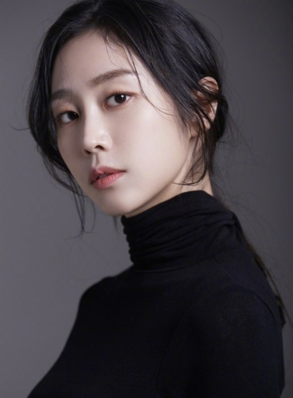 2021年解散的韩国女团lovelyz,近日被爆料其成员徐智秀在工厂做女工.