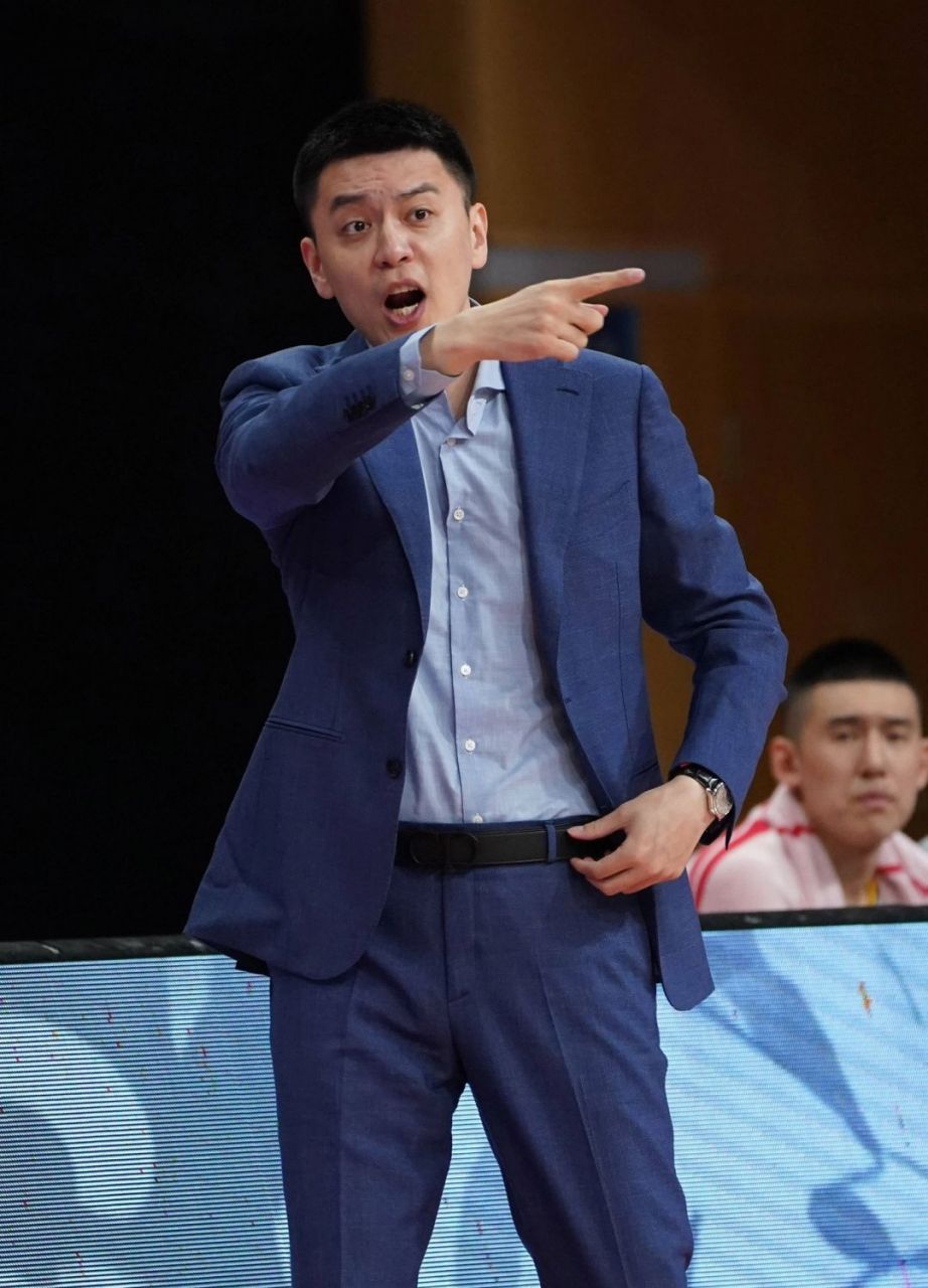 杨鸣:西装与热血的完美结合,魅力四溢的东北风采  杨鸣,这位独特的