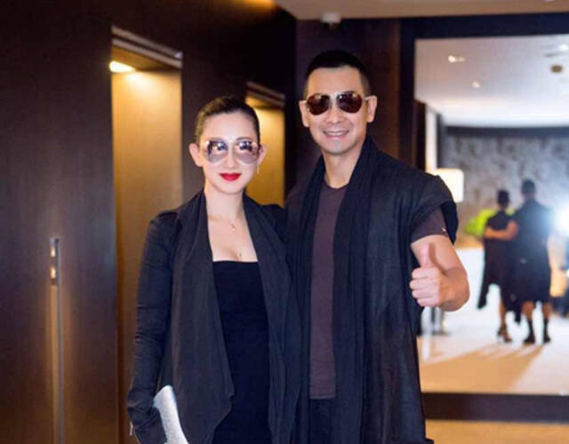 赵文卓张丹露恩爱逛街,男方贴心举动,彰显绅士风范