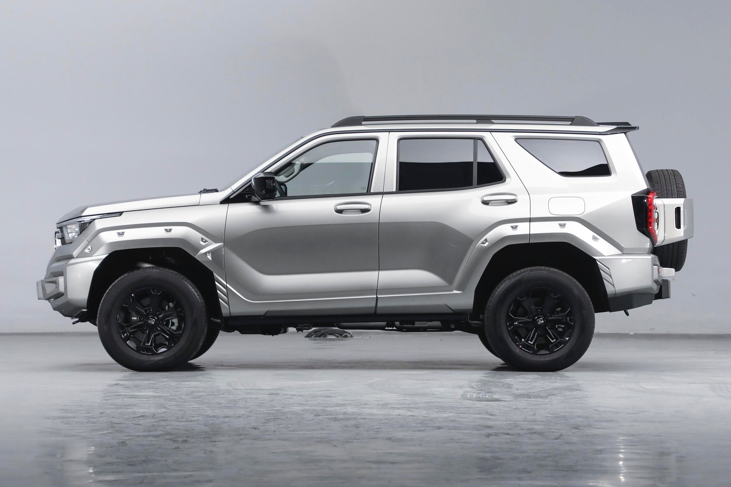 机甲风格的硬派越野车,坦克400hi4-t配2.0t混动系统,油耗2.61l