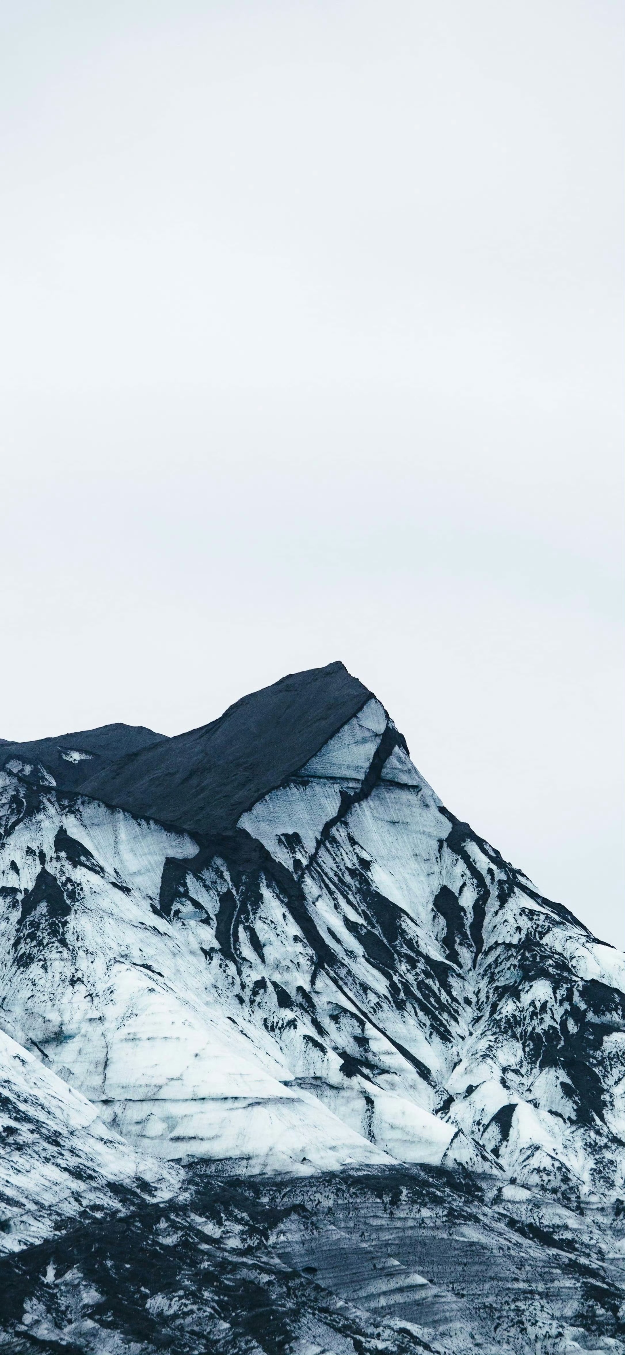 雪山之巅:壮丽风光壁纸
