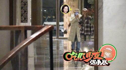 金晨晚上拎礼物去胡夏父母家做客胡夏开车接金晨进小区