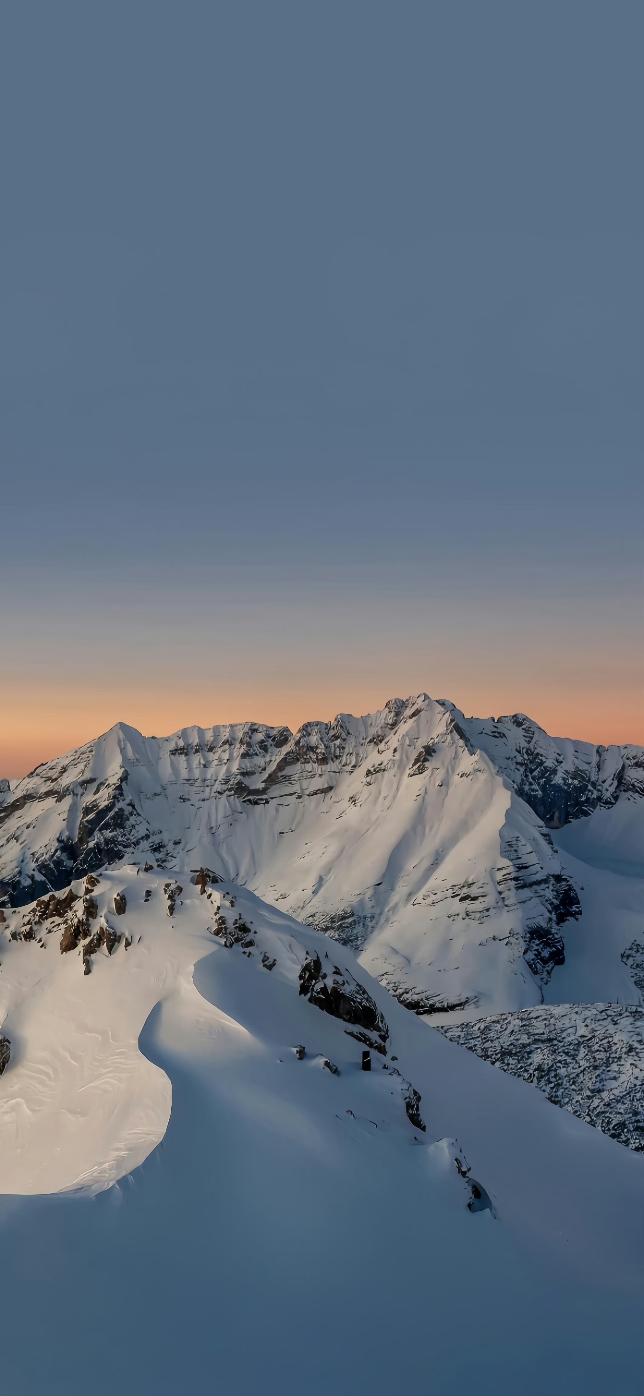 雪山之巅:壮丽风光壁纸
