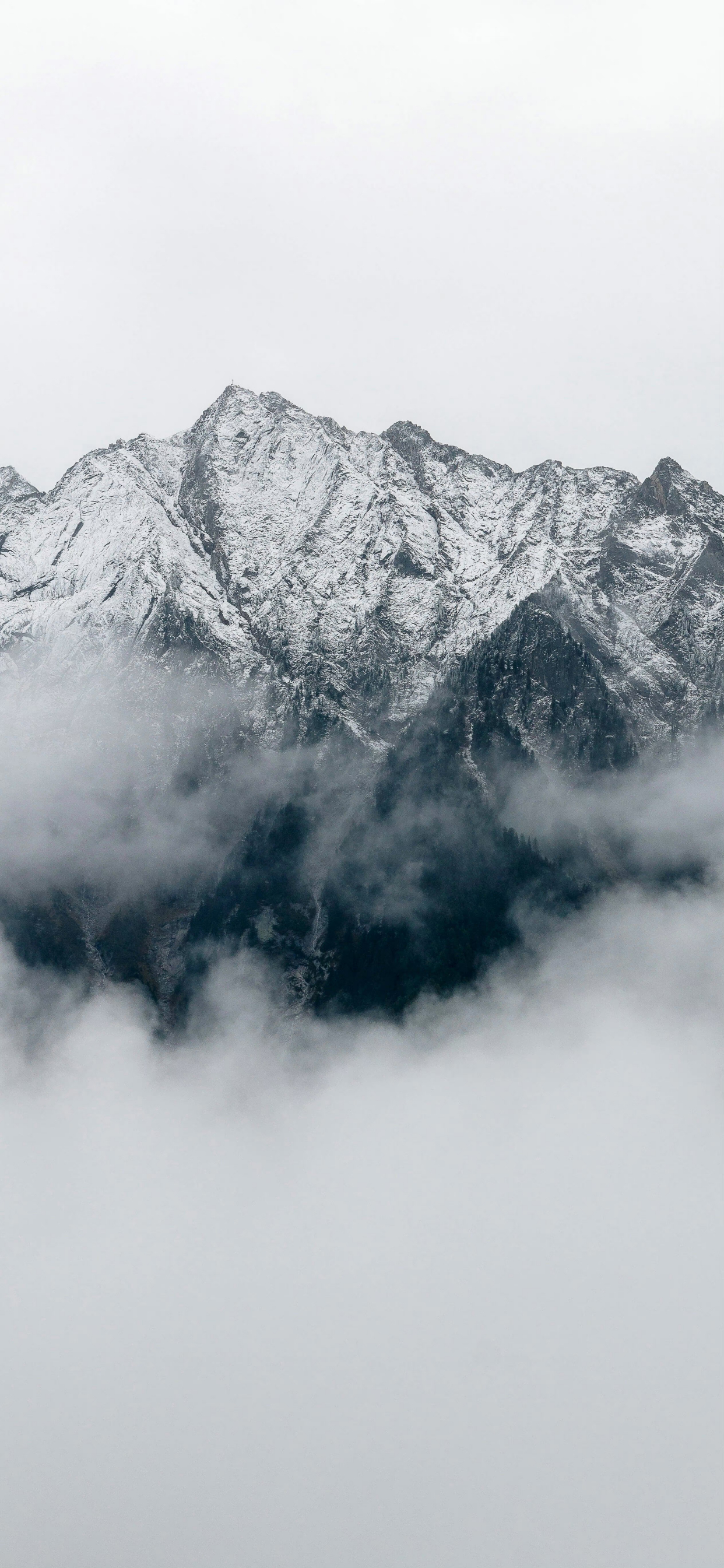 雪山之巅:壮丽风光壁纸