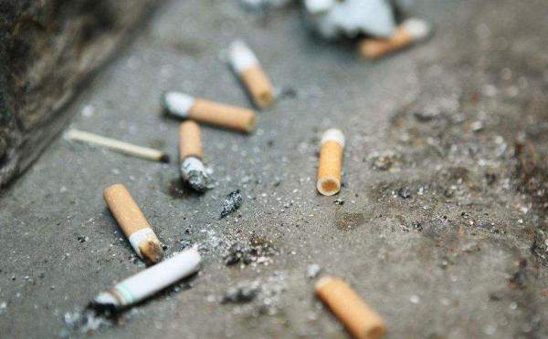 经过调查,起火原因系一住户在阳台吸烟后,将烟头丢弃后引燃周围纸箱等