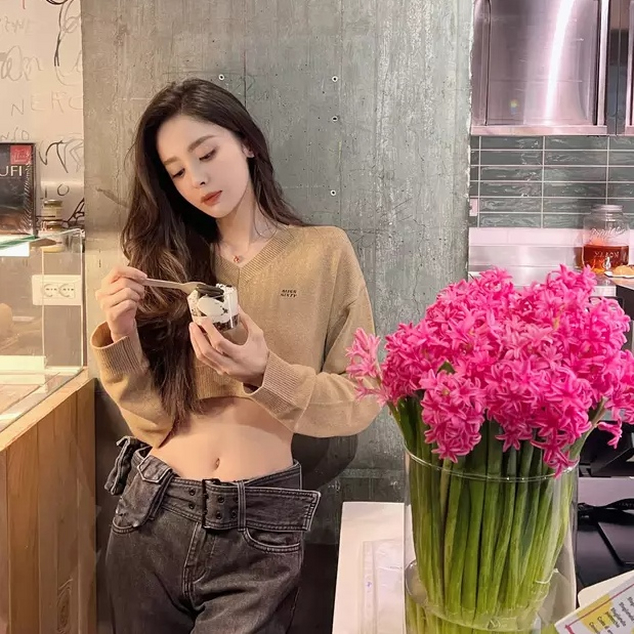 古力娜扎露脐装,身穿卡其色短针织衫搭配烟灰色牛仔裤,水蛇腰真让人