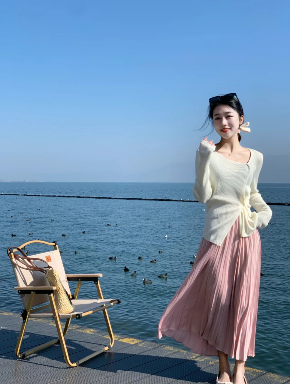 春日海边的温柔穿搭:针织衫与仙女裙的浪漫邂逅  在蔚蓝大海的岸边,我