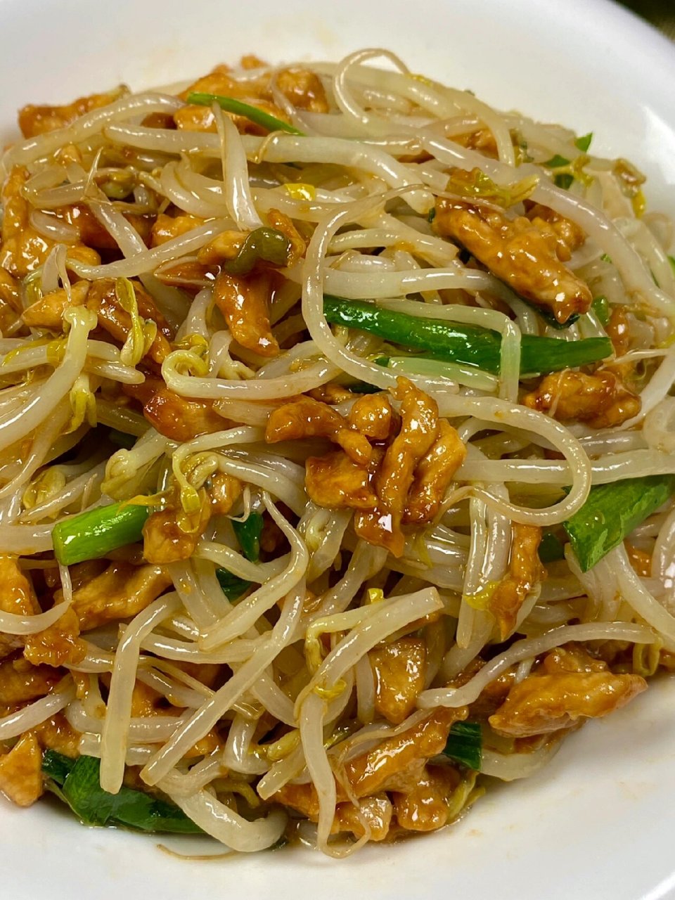 豆芽炒肉也泰好吃了 豆芽清爽可口,嫩滑多汁,香迷糊啦 食材:瘦肉,豆芽