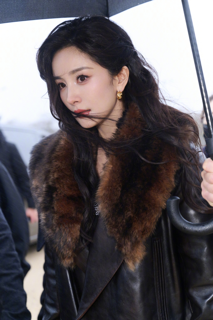 elle官方在ins晒杨幂生图