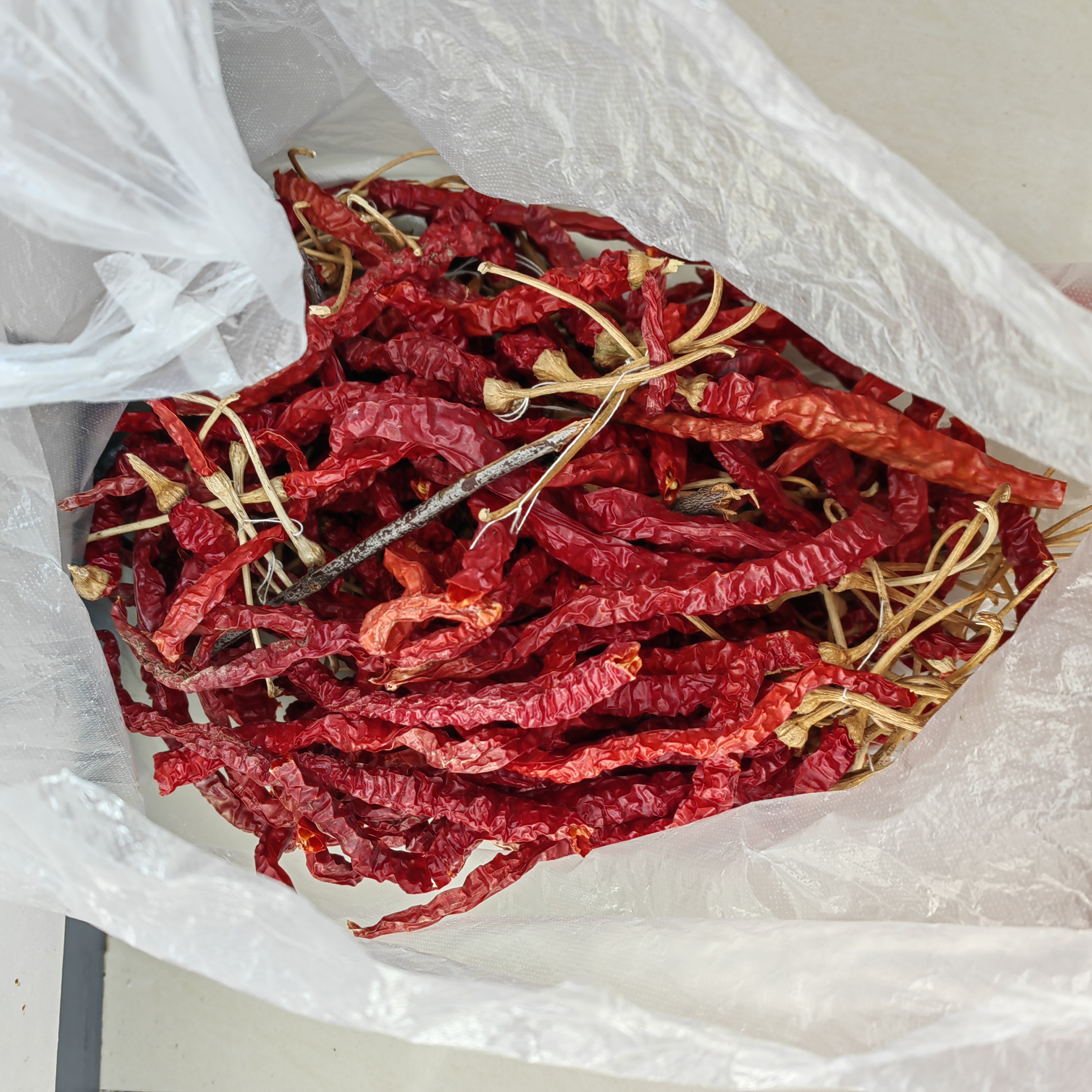 从老家带回来的干辣椒 干豆角 葫芦条 酸菜 有时候想想 如果父母这代