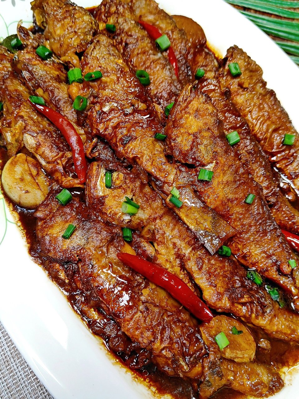 今天分享红烧小黄鱼的家常做法,肉质滑嫩,鲜香入味 食材: 小黄鱼,葱姜