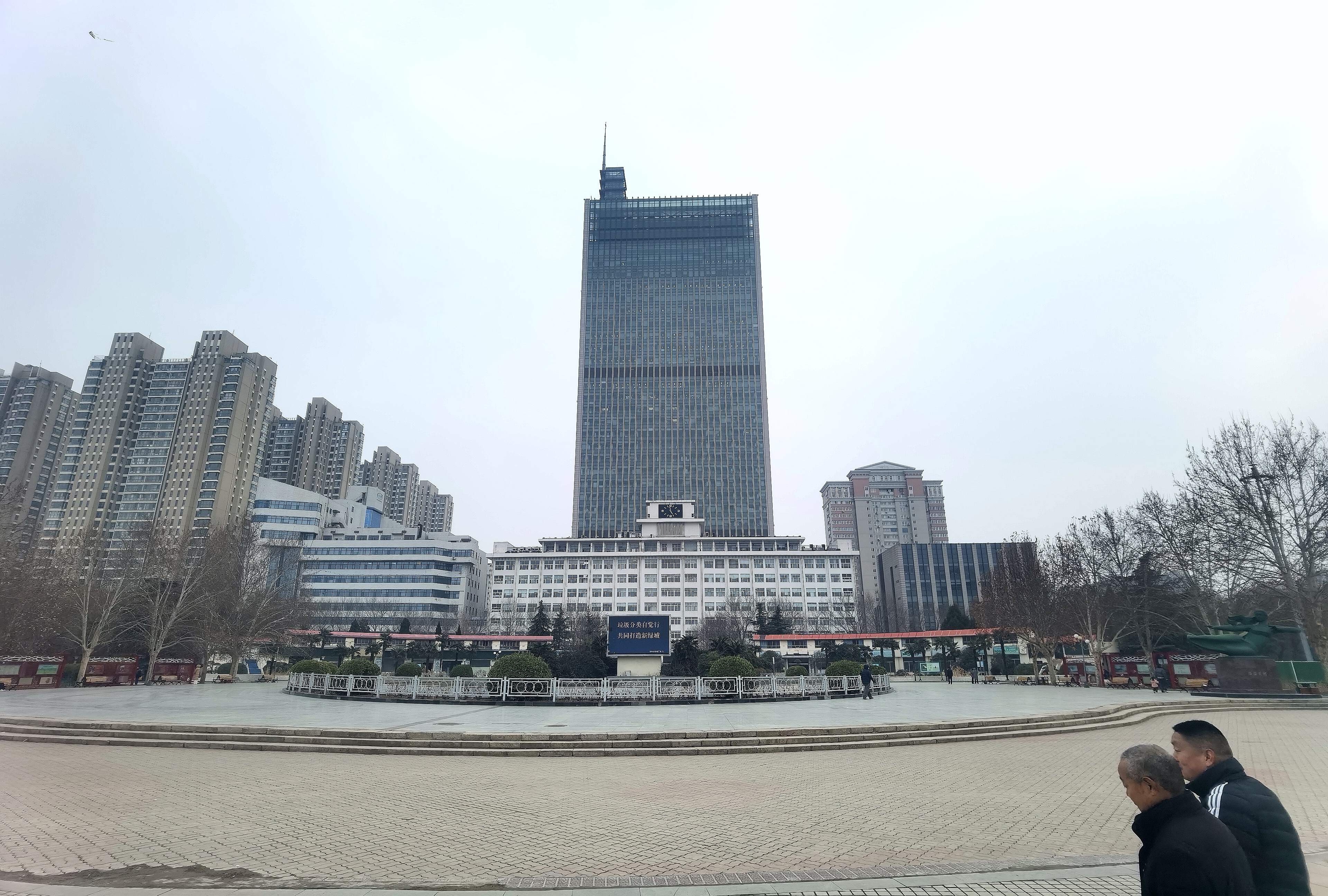 郑州绿城广场,位于郑州市二七区中原路与嵩山路交汇处,是郑州市广大