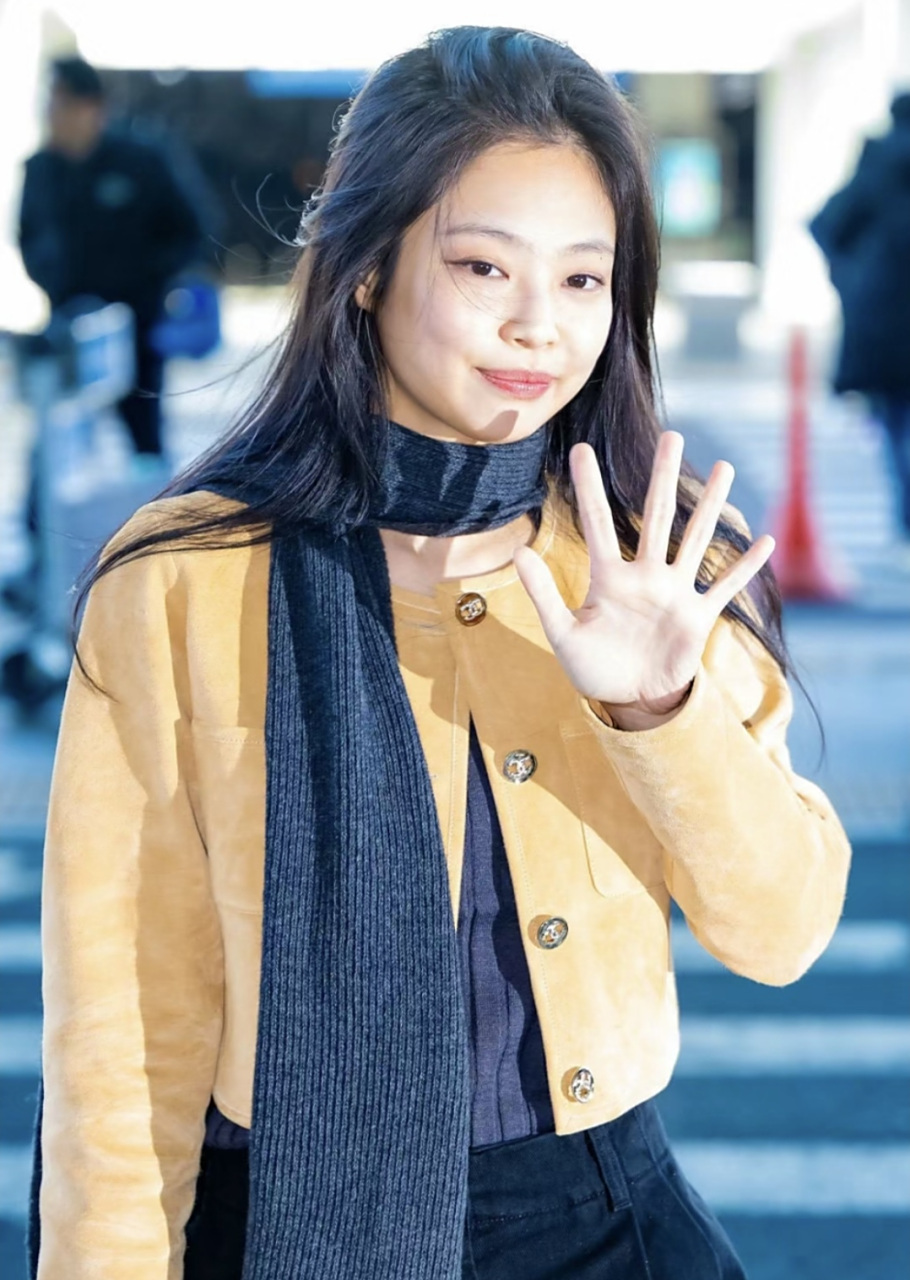 jennie机场街拍,看着有点肿,是易水肿体质吧?  #热点引擎计划