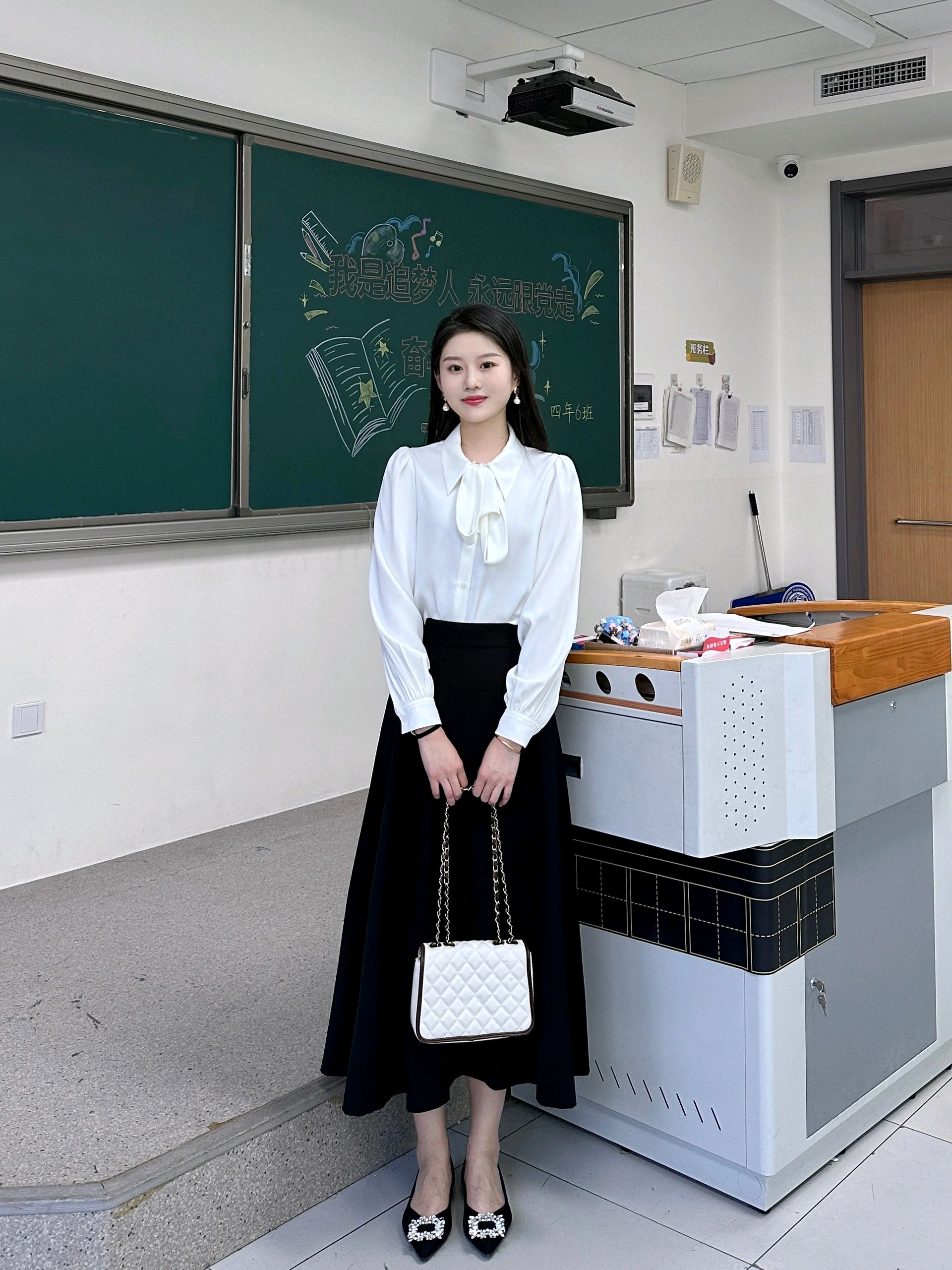 女教师穿搭中的美学:黑色伞裙与白色衬衫的完美演绎