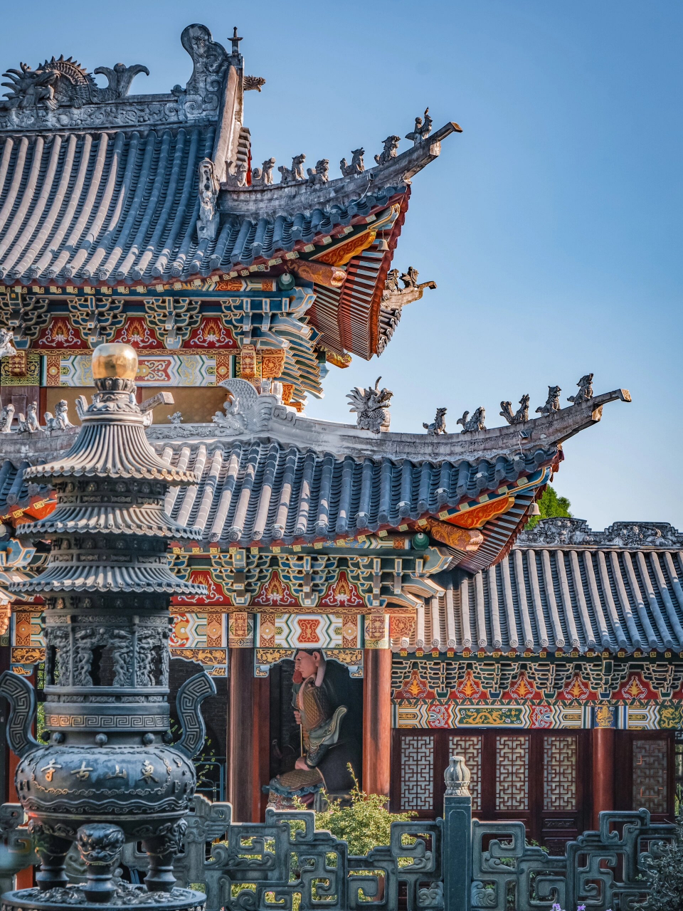 深圳大鹏东山寺: 位置:位于深圳市大鹏新区大鹏镇街道办鹏城村东面