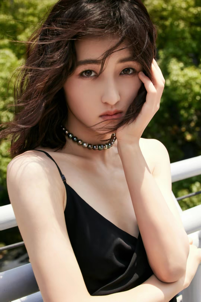 张子枫大胆尝试新造型,微卷发搭吊带深v长裙,性感成熟,令人眼前一亮