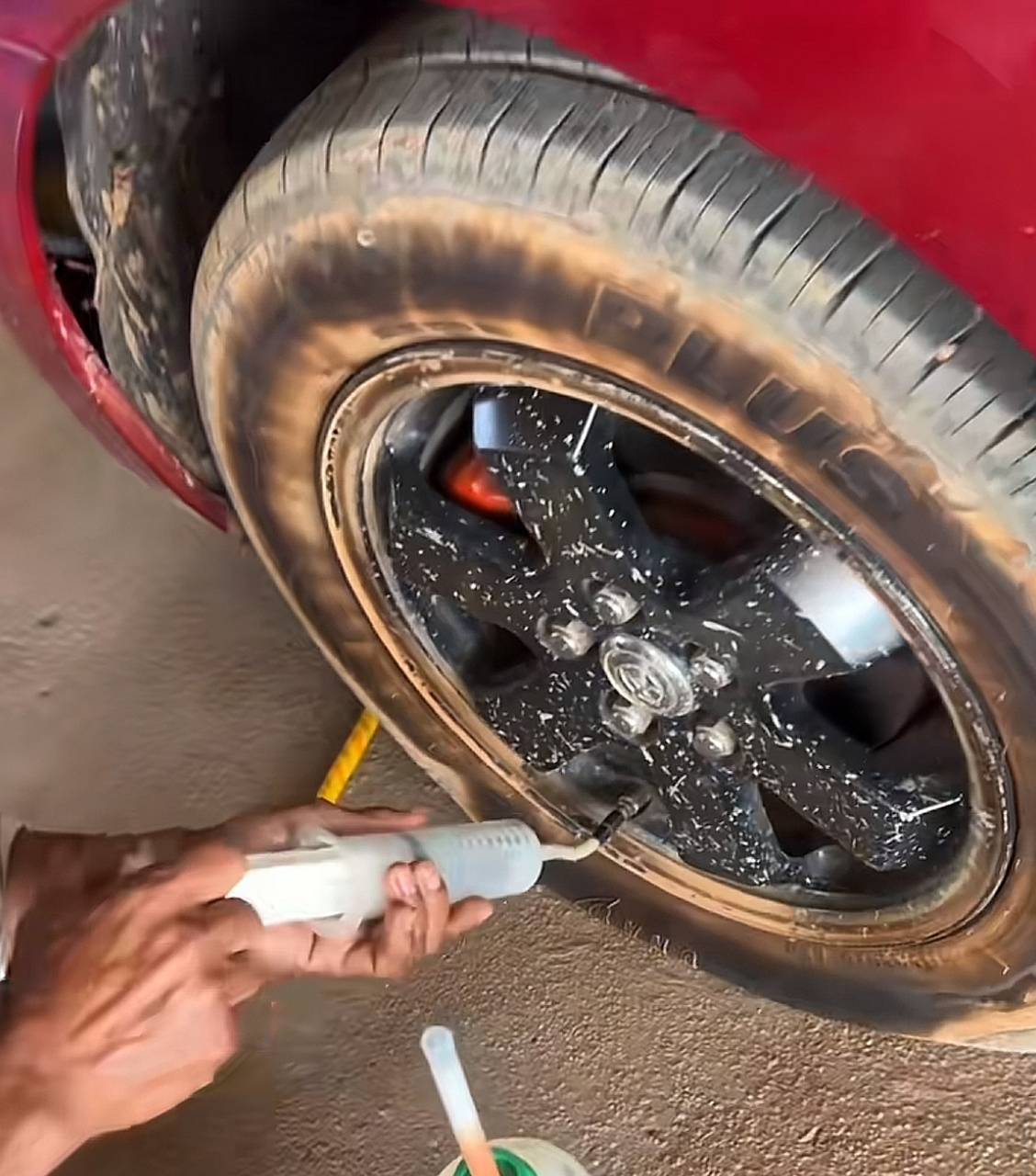 车胎漏气了,这修理工师傅来了给我的轮胎打了一针,打完后还真不漏气了