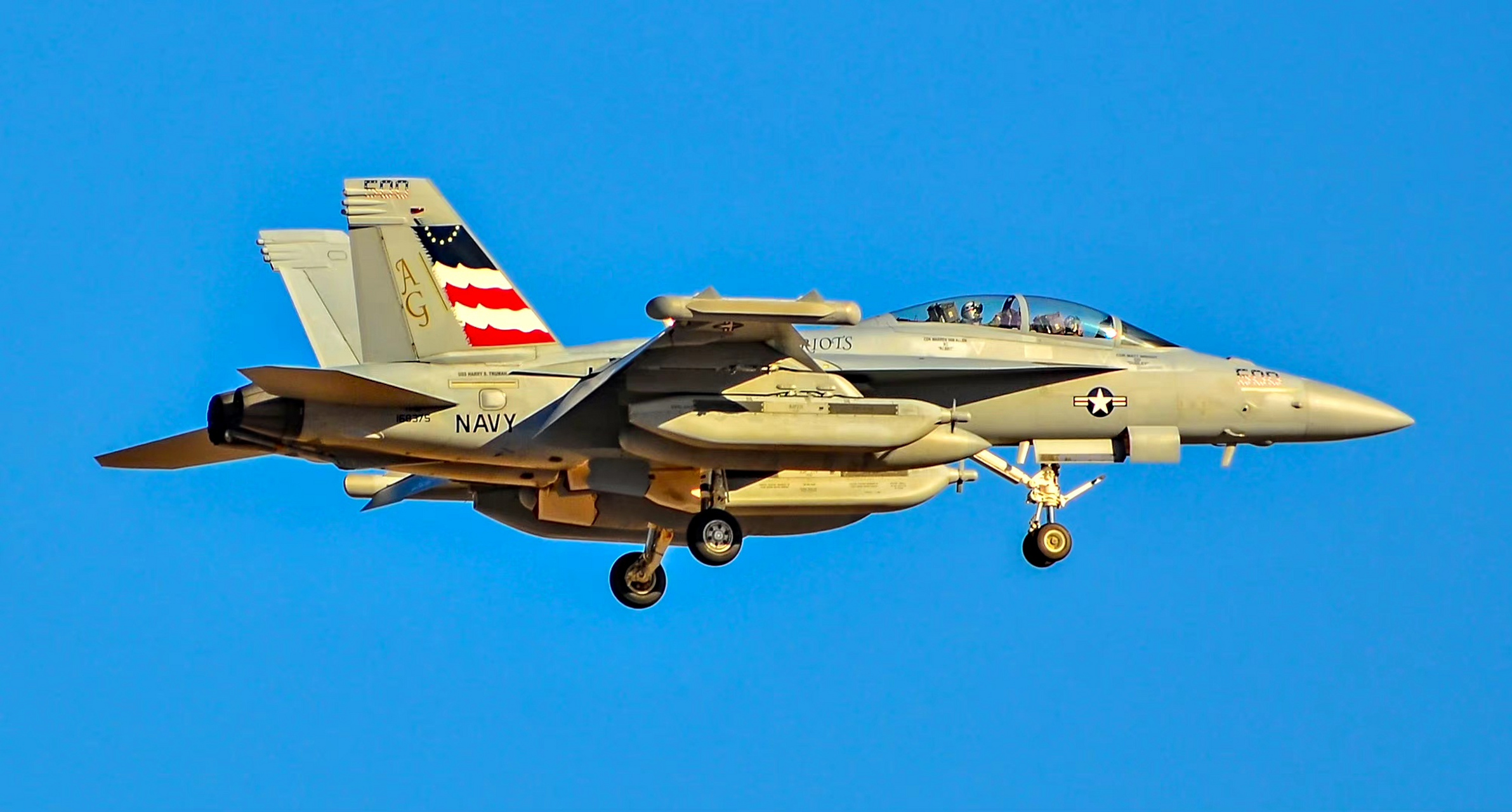 战机欣赏:美国海军ea-18g"咆哮者"电子战飞机,该机在双座大黄蜂f型的